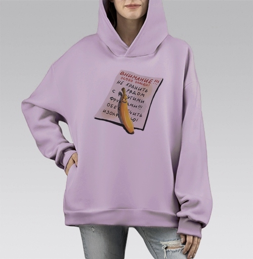 Фотография футболки Жёлтый банан с предупреждением о изоляции на фоне бумаги
