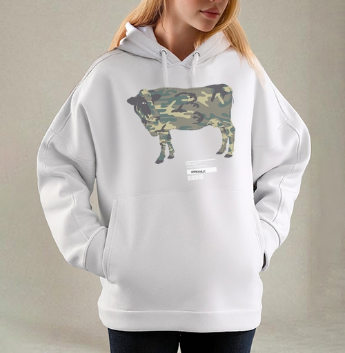 Фотография футболки Корова в камуфляже на однотонном фоне Milkytary