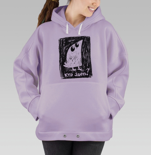 Фотография футболки Черная птица выглядывает из белого с текстом кто здесь