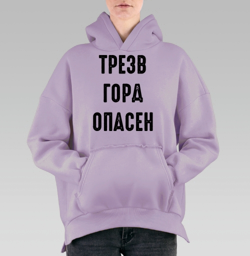 Фотография футболки Ироничный принт с надписью «ТРЕЗВ ГОРА ОПАСЕН»