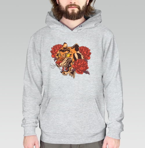 Фотография футболки Яростный тигр с красными цветами – символ силы и красоты
