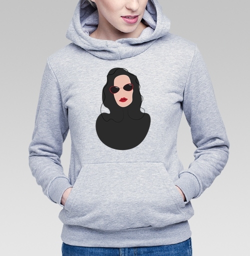 Фотография футболки Женщина в красных очках и чёрном одеянии отражает харизму и стиль