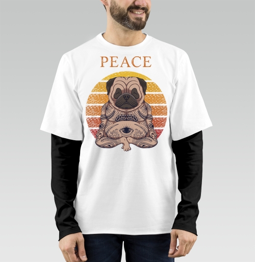 Фотография футболки Мопс в позе лотоса с тату PEACE