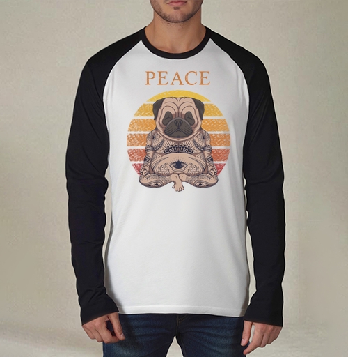 Фотография футболки Мопс в позе лотоса с тату PEACE