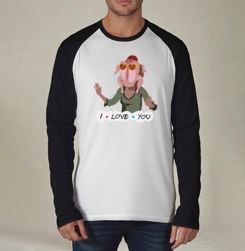 Фотография футболки Комичный человек с индейкой на голове на фоне I LOVE YOU