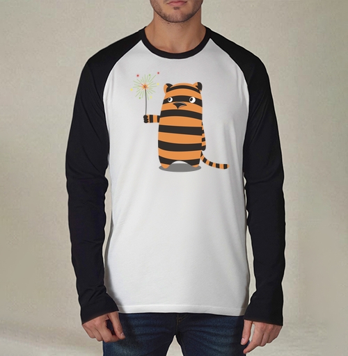 Фотография футболки Derpy Tiger/Дерпи Тигр с бенгальским огнем в моменте маленького личного праздника