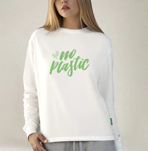 Фотография футболки Отказ от пластика зелеными буквами с листьями no plastic