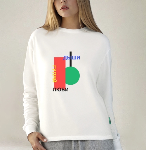 Фотография футболки Красно зеленая геометрия с надписями Дыши Гуляй на черном фоне