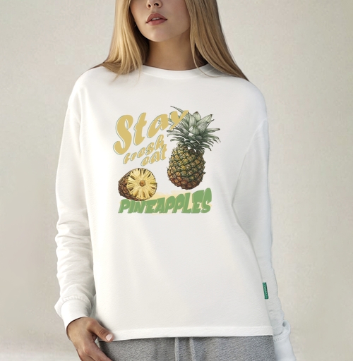 Фотография футболки Свежий ананас с натуральной текстурой и надписями pineapples