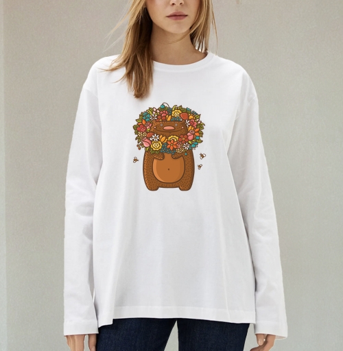 Фотография футболки Добродушный бурый медведь в пышном букете лесных цветов ягод и грибов