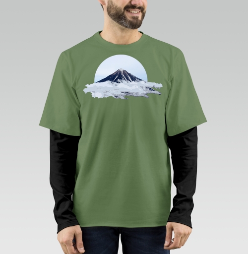 Фотография футболки Вулкан в облаках