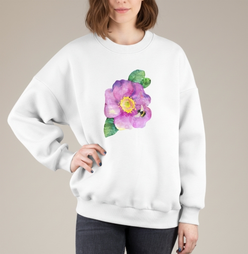 Фотография футболки Цветок шиповника и шмель