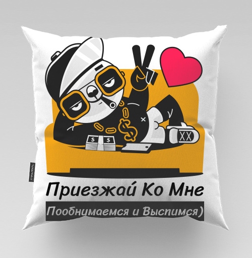 Фотография футболки Милый медведь отдыхает на диване.