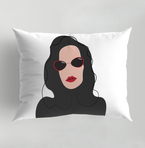 Фотография футболки Женщина в красных очках и чёрном одеянии отражает харизму и стиль