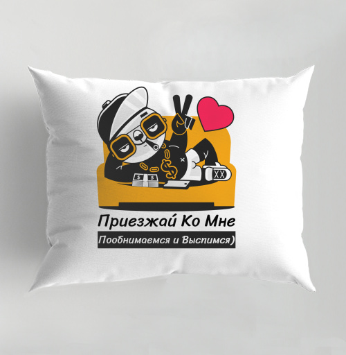 Фотография футболки Милый медведь отдыхает на диване.