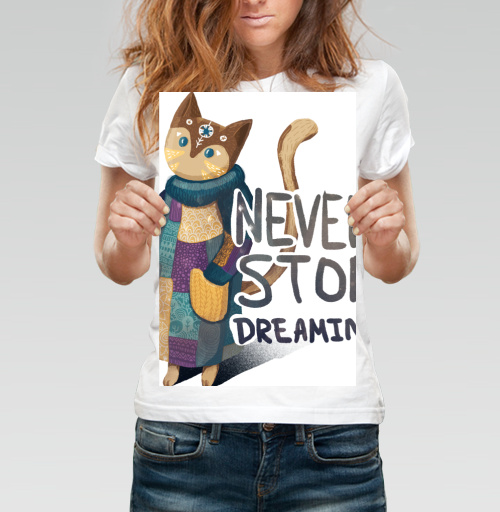Фотография футболки Яркая вдохновляющая стилизованная кошка NEVER STOP DREAMING