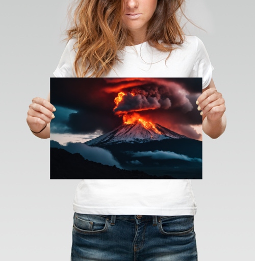Фотография футболки Вулканическое извержение с яркой лавой и дымом извержения вулкана