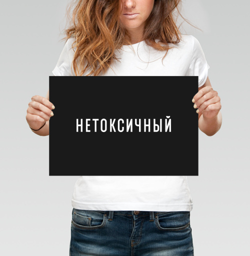 Фотография футболки Яркий белый текст на черном фоне фон смотрится очень стильно