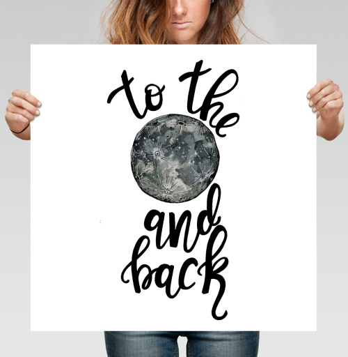 Фотография футболки Луна и надпись «to the moon and back» в минимализме