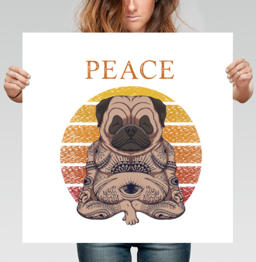 Фотография футболки Мопс в позе лотоса с тату PEACE