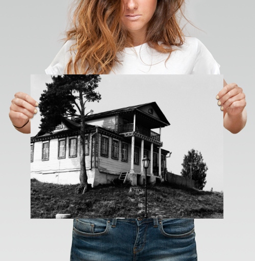 Фотография футболки Старинная деревянная усадьба на холме в черно белом