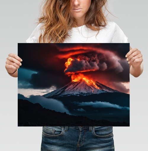 Фотография футболки Вулканическое извержение с яркой лавой и дымом извержения вулкана