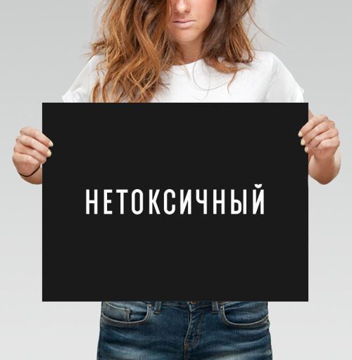 Фотография футболки Яркий белый текст на черном фоне фон смотрится очень стильно