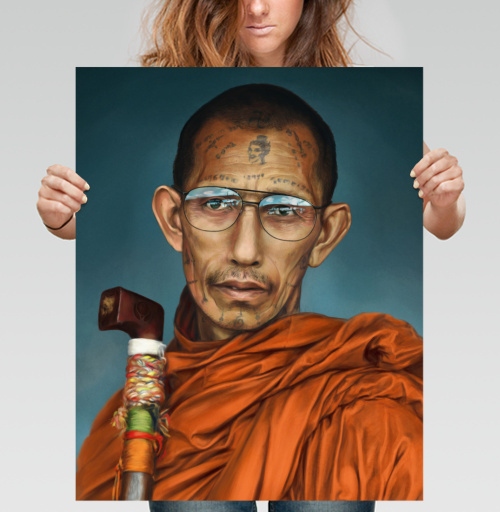 Фотография футболки Буддийский монах с татуировками и жезлом, портрет