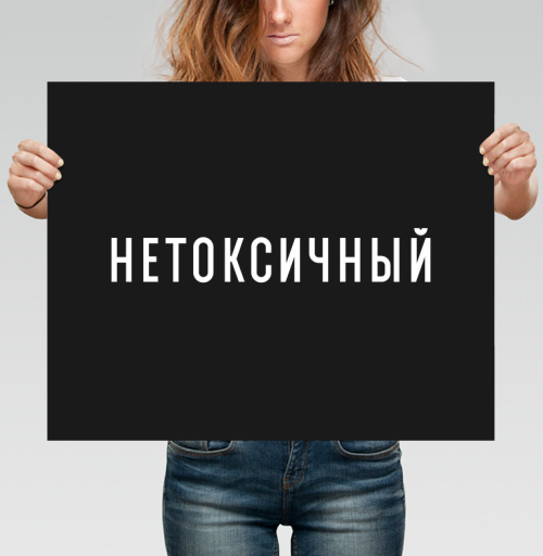 Фотография футболки Яркий белый текст на черном фоне фон смотрится очень стильно