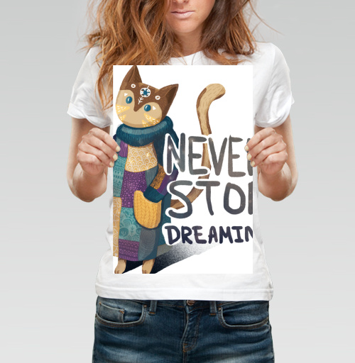 Фотография футболки Яркая вдохновляющая стилизованная кошка NEVER STOP DREAMING
