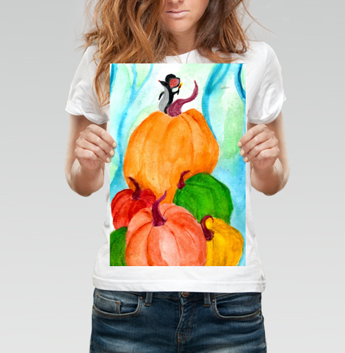 Фотография футболки Whimsical mouse holding light atop autumn pile – Мышь на тыквенном урожае