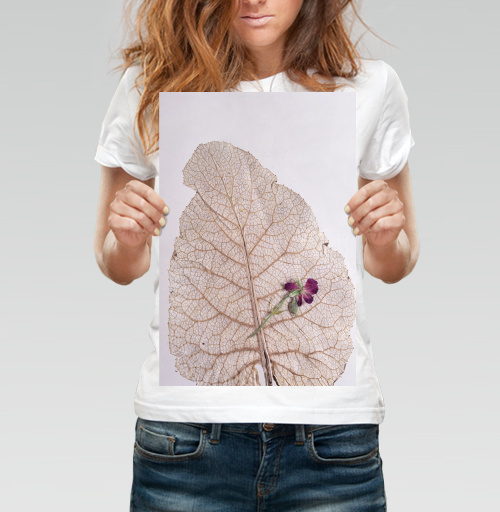 Фотография футболки Dry Leaf with Purple Flower – Засушенный лист с цветком на фоне