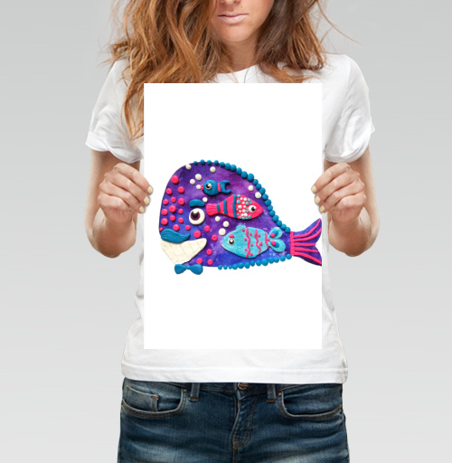 Фотография футболки Кит с рыбками внутри в технике пластилин