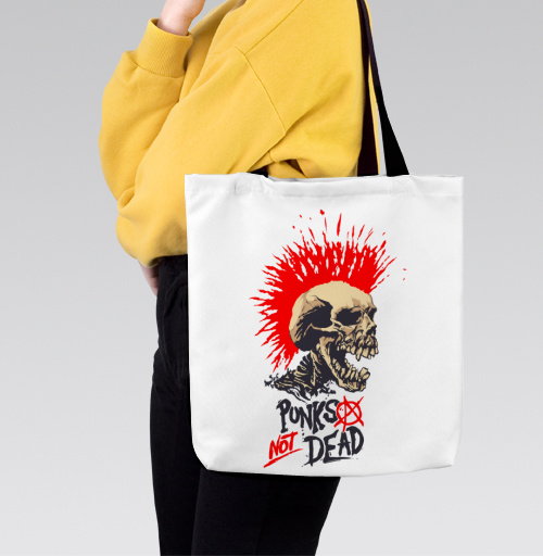 Фотография футболки Агрессивный череп с красным ирокезом «Punks Not Dead»