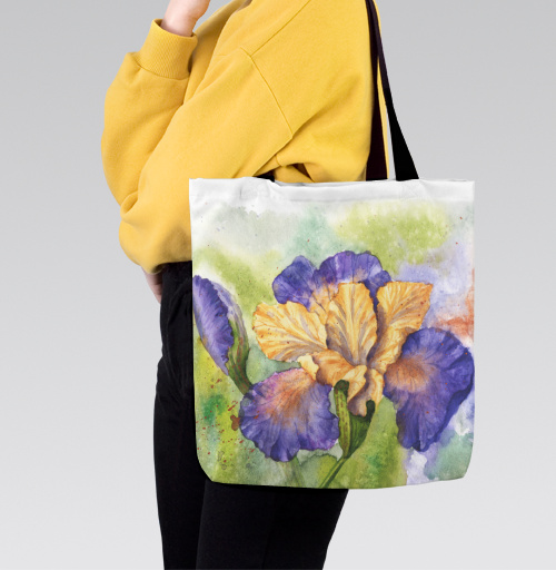 Фотография футболки Сиреневый ирис с желтыми лепестками акварель