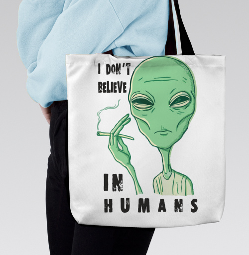Фотография футболки Футболка «I DON’T BELIEVE IN HUMANS» с графикой пришельца
