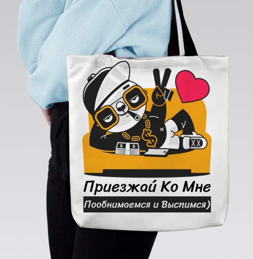Фотография футболки Милый медведь отдыхает на диване.