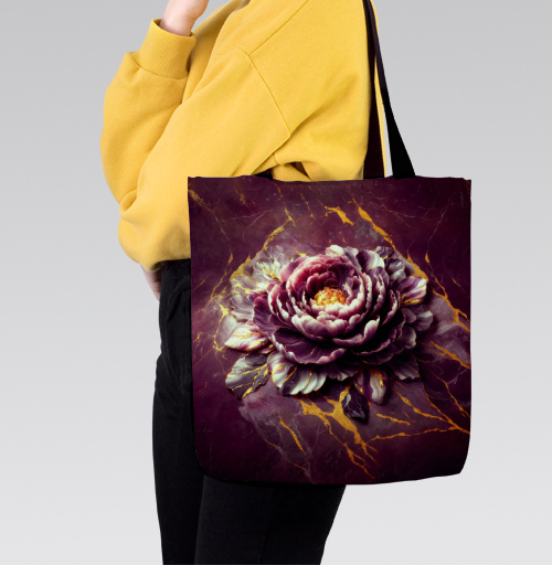 Фотография футболки Golden Marble Peony – Золотой мраморный пион на фоне декоративного изделия