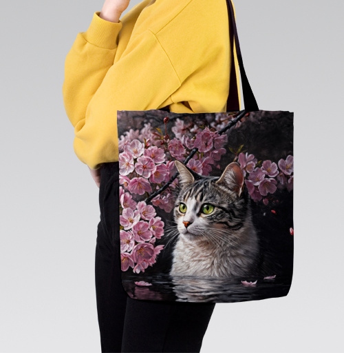 Фотография футболки Cat in sakura – Полосатый кот среди розовых лепестков Кот сакура вишня