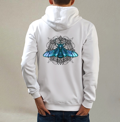 Фотография футболки Пурпурный жук с расправленными крыльями на синем фоне