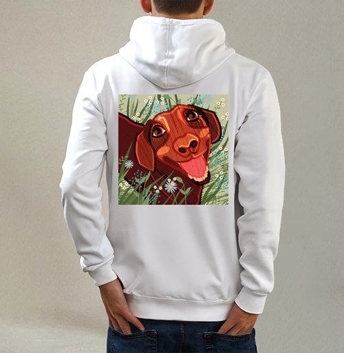 Фотография футболки Довольная собака среди зеленых полевых цветов на природе