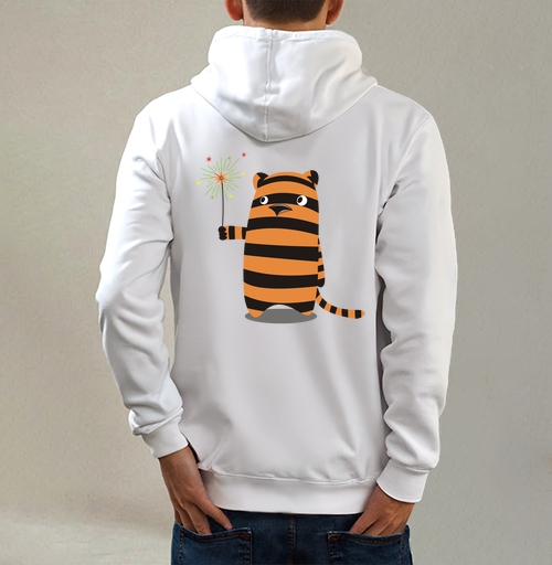 Фотография футболки Derpy Tiger/Дерпи Тигр с бенгальским огнем в моменте маленького личного праздника