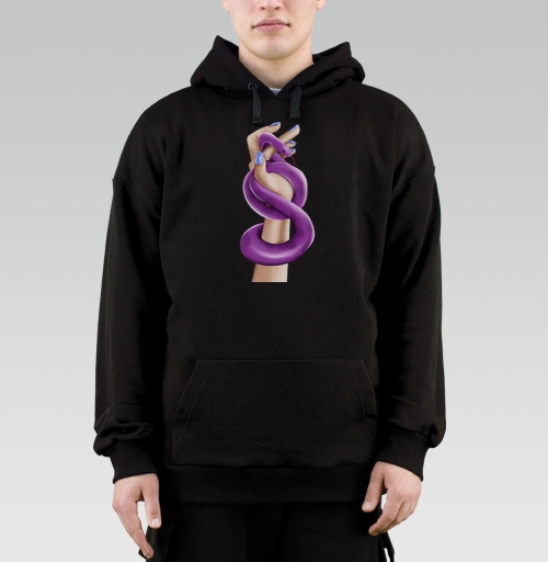 Фотография футболки Элегантная рука с пурпурной змеей и синим маникюром